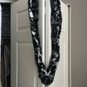 Women’s black, gray, and white scarf